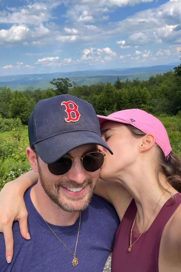 Chris Evans pediu Alba Baptista em casamento?