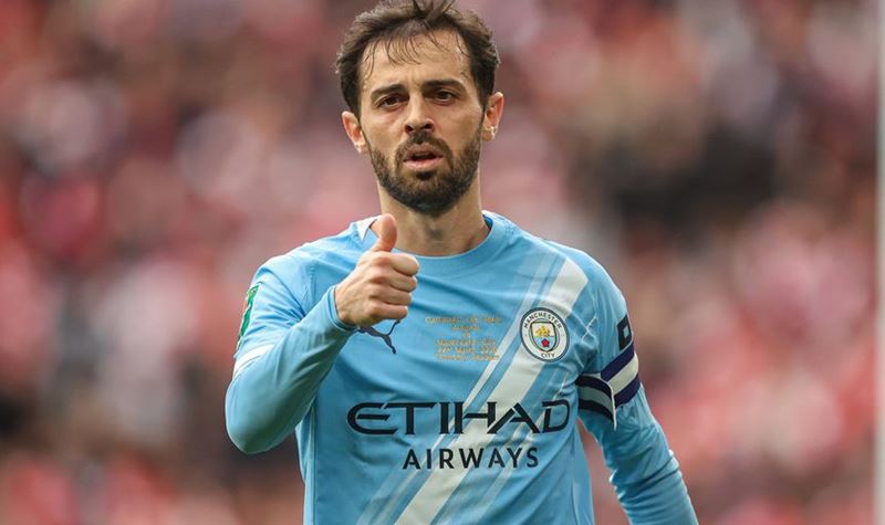 Nem o VAR o salva! Bernardo Silva tenta ser a cara da skincare, mas os colegas marcam "fora de jogo" imediato