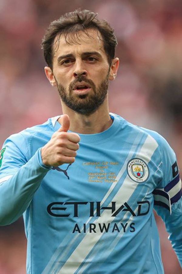 Nem o VAR o salva! Bernardo Silva tenta ser a cara da skincare, mas os colegas marcam "fora de jogo" imediato Nem o VAR o salva! Bernardo Silva tenta ser a cara da skincare, mas os colegas marcam "fora de jogo" imediato