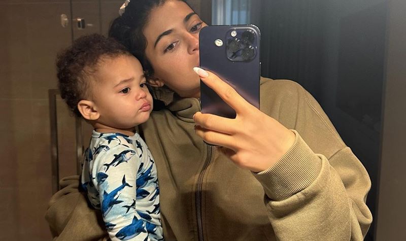 Kylie Jenner alterou oficialmente o nome do filho, após 16 meses.