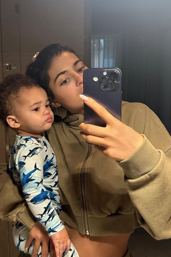 Kylie Jenner alterou oficialmente o nome do filho, após 16 meses.