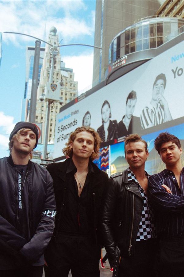 5SOS dão concerto surpresa na Times Square!