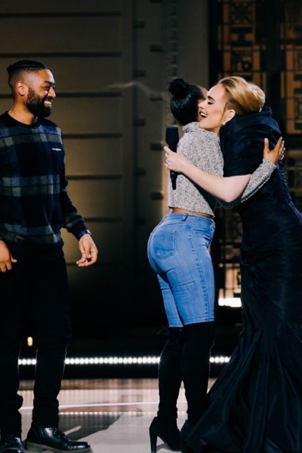 Adele ajuda homem a fazer pedido de casamento