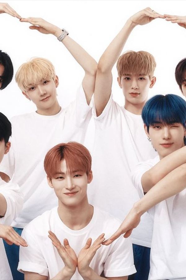 Banda de K-Pop viraliza a dançar... o vira português!
