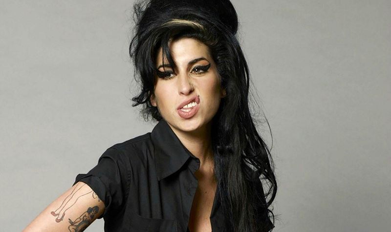 E se pudesses ler os livros que Amy Winehouse tinha em casa?