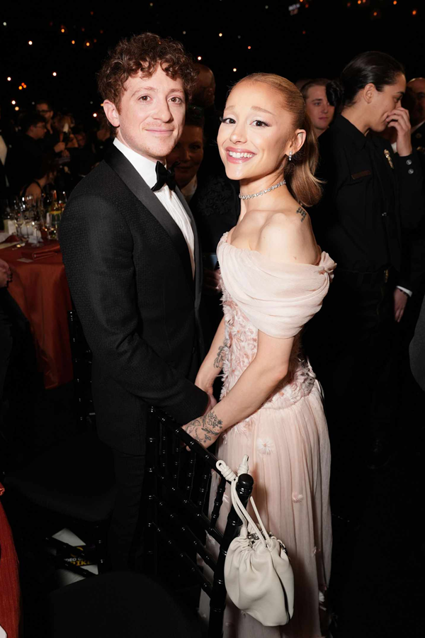 É o fim da relação de Ariana Grande e Ethan Slater!