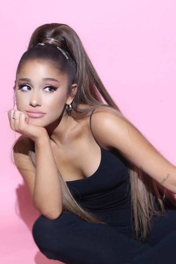 Ariana Grande "bate" Rihanna