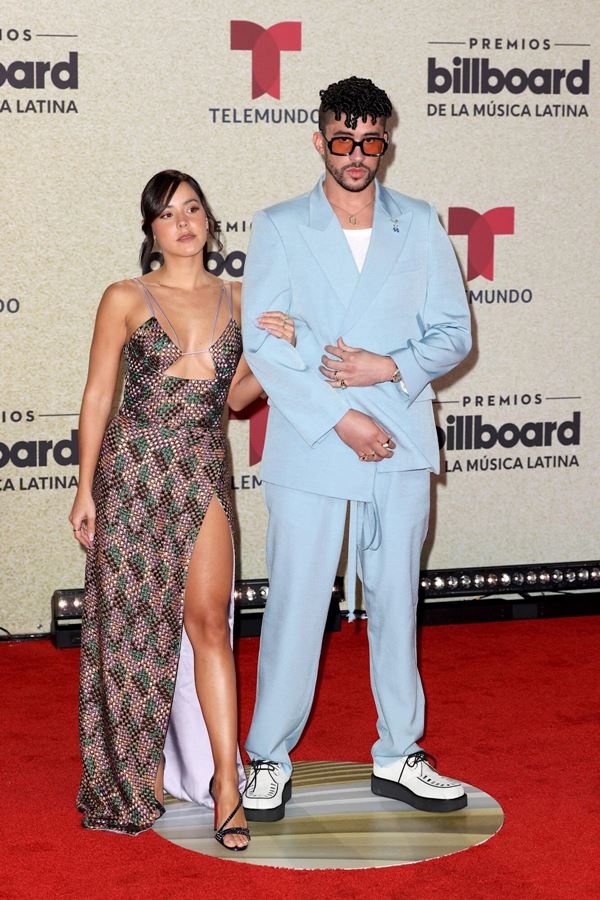 Romance à beira-mar? Bad Bunny aparece com Gabriela Berlingeri na praia de Sydney