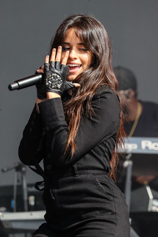 Camila ao vivo e a cores!