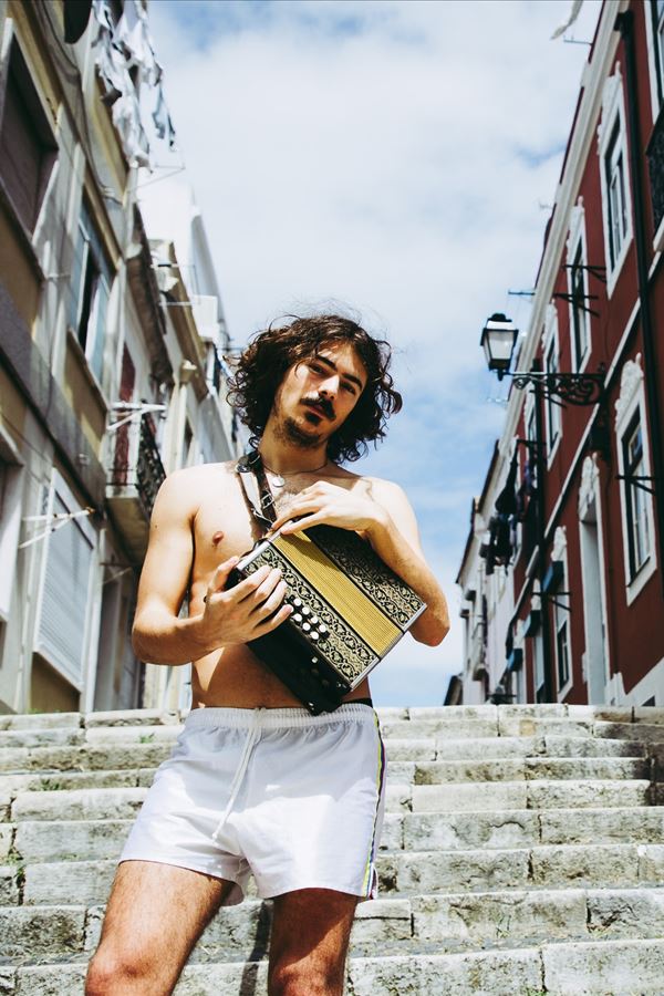 Chico da Tina leva “rusga minhota” aos Santos de Lisboa