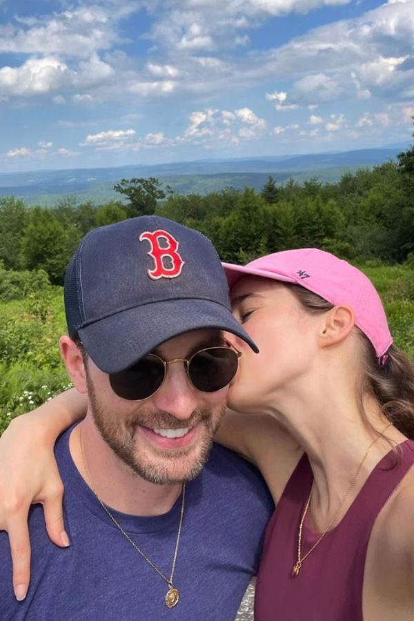 Chris Evans declara-se a Alba Baptista!