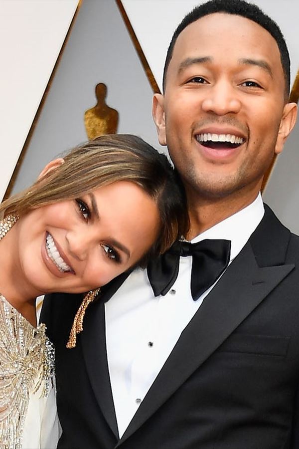 John Legend e Chrissy Teigen à espera de bebé