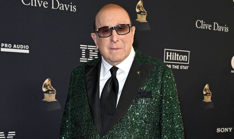 Clive Davis, lenda da indústria musical, morre aos 94 anos