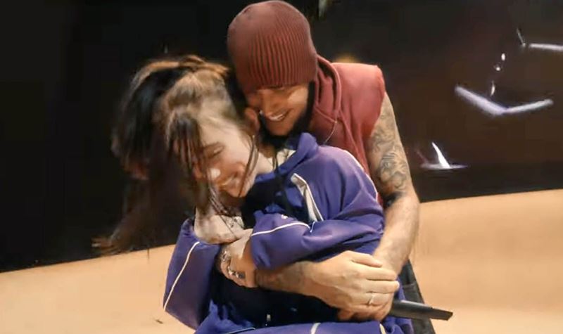 Justin Bieber faz serenata a Billie Eilish