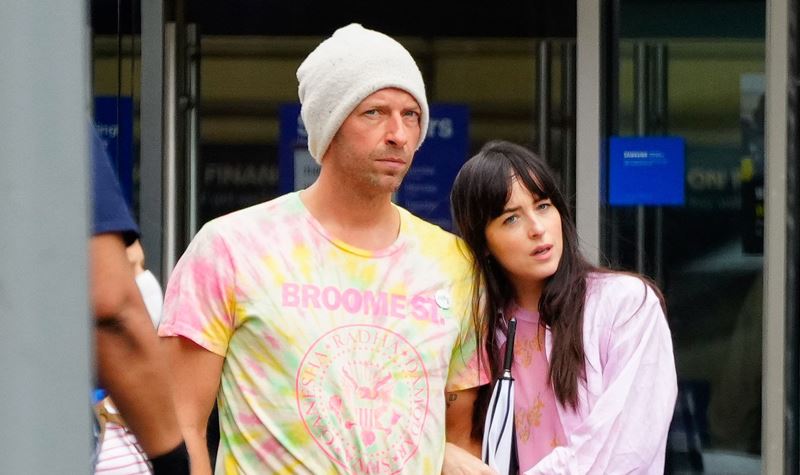 É oficial: Dakota Johnson e Chris Martin acabaram!