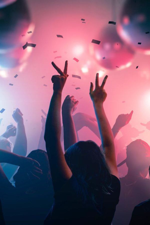 Discotecas e bares reabrem em Espanha e França
