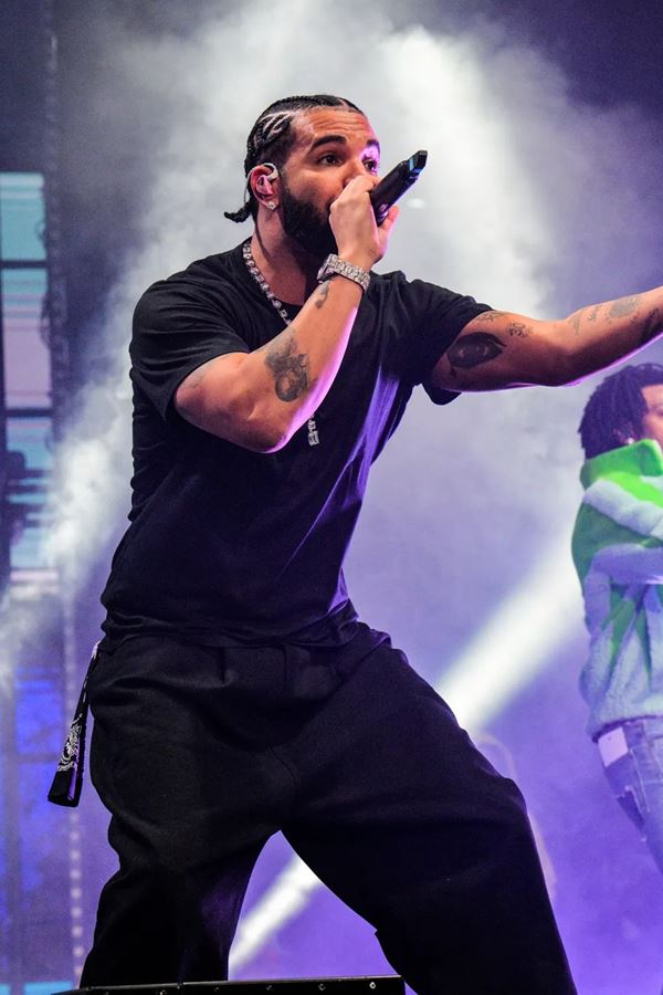 Drake multado por... cantar demais!