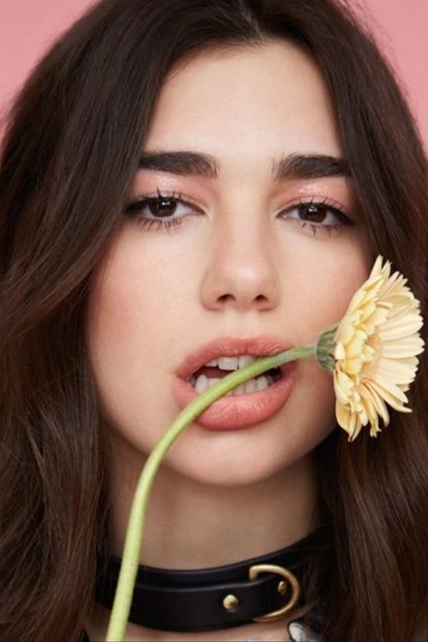 Dua Lipa pinta o cabelo. Outra vez.