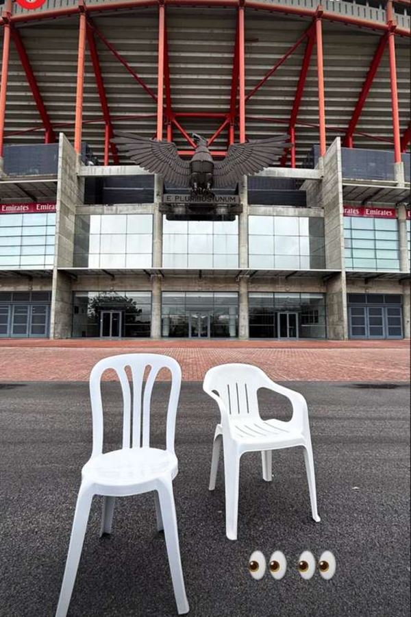 O que é que duas cadeiras fazem à frente do Estádio da Luz? O que é que duas cadeiras fazem à frente do Estádio da Luz?