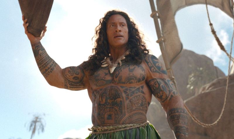 Dwayne Johnson de cabelos longos? É o que se pode ver no trailer de "Moana"!