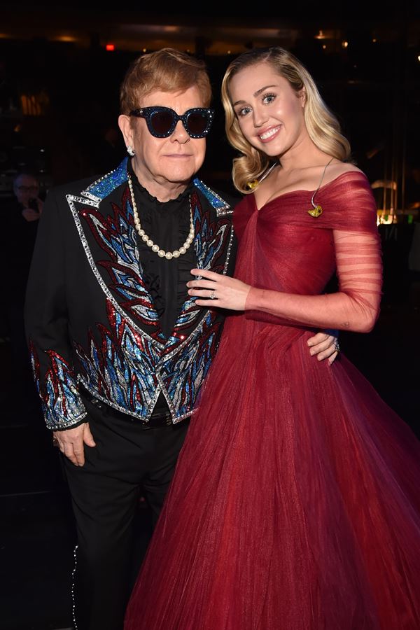 O que junta Miley Cyrus e Elton John?