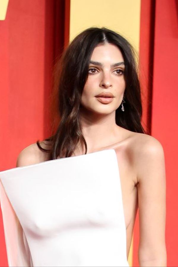 Romance à vista? Emily Ratajkowski vista em Paris com Romain Gavras