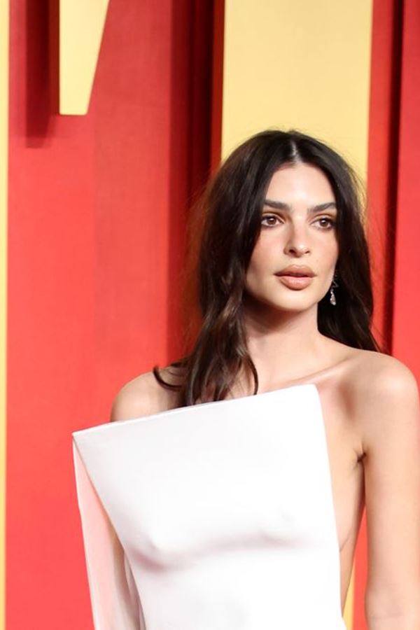 O outfit de Emily Ratajkowski (que está a dar que falar...)