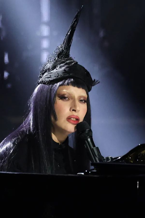 Lady Gaga em Boston: um bolo de aniversário e o meme mais viral da digressão!