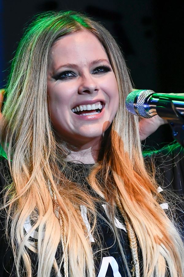 Avril Lavigne vai lançar novo álbum dedicado às mulheres