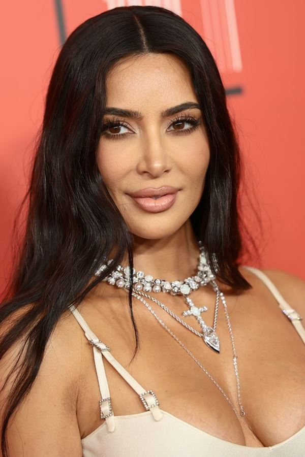 Kim Kardashian imparável... mesmo com um dedo do pé partido!