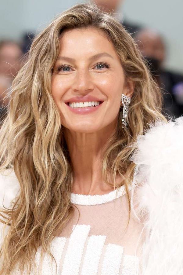 Gisele Bündchen apanhada aos beijos