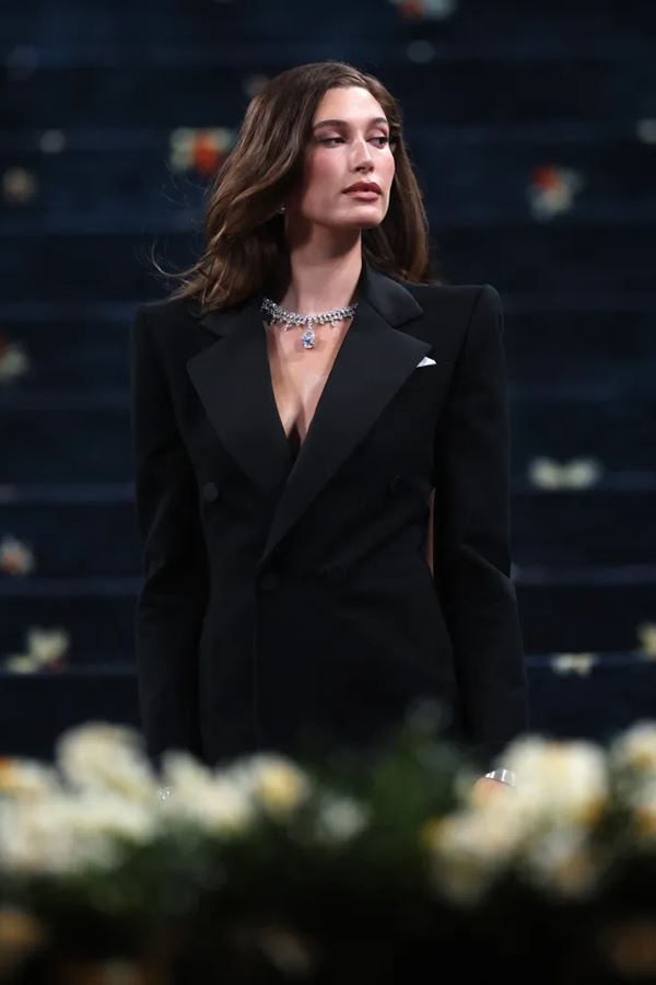 Hailey Bieber fala sobre ser mãe e diz que quer ter mais filhos