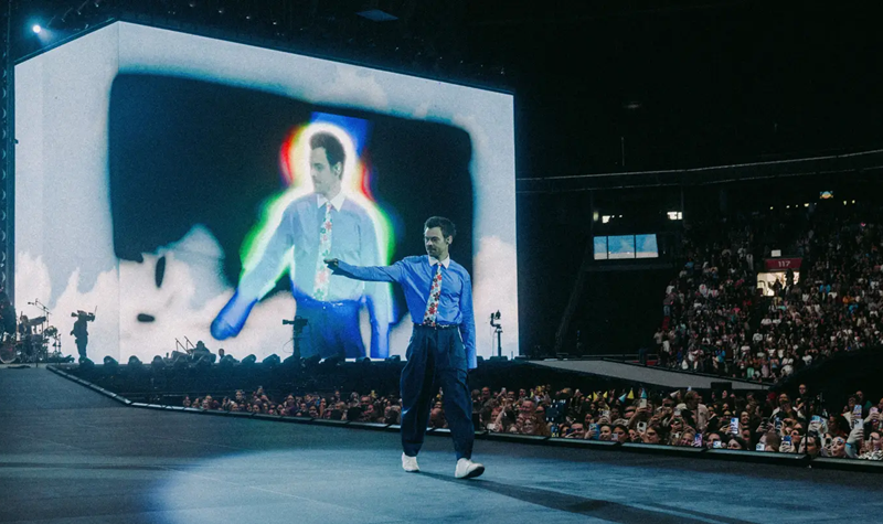 Harry Styles engasga-se em pleno palco em Londres
