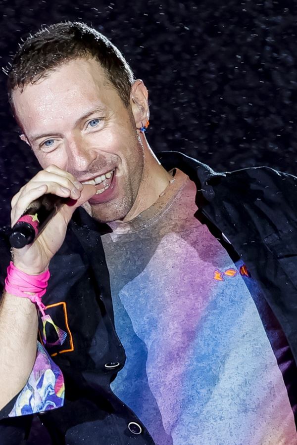 Chris Martin manda parar o carro para falar com fãs.