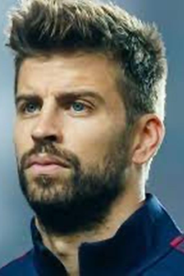 Piqué anuncia regresso ao futebol