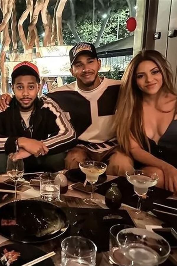 Shakira ao lado de Lewis Hamilton num jantar