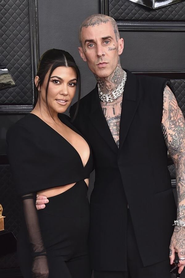 Kourtney Kardashian e Travis Barker revelam sexo do primeiro filho!