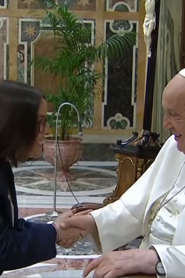 Papa Francisco recebe Joana Marques, Ricardo Araújo Pereira e Maria Rueff !