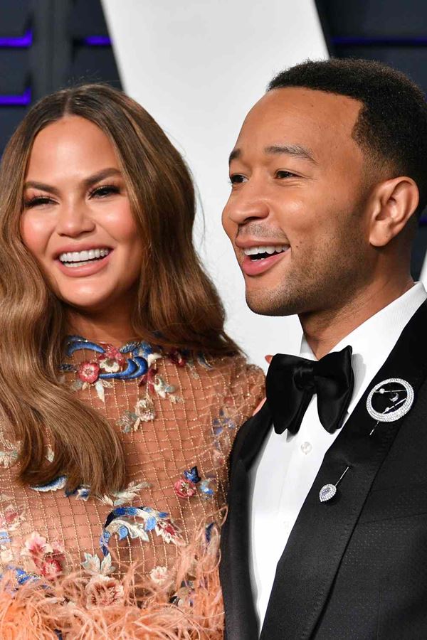 John Legend mostra primeira foto da família.