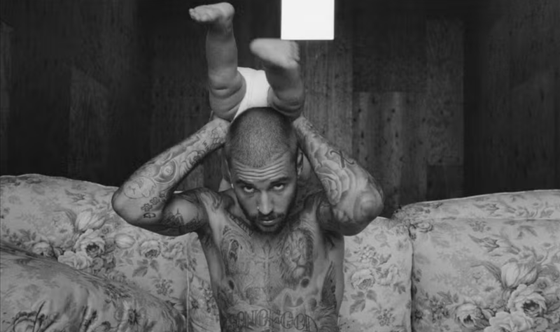 Justin Bieber lança novo álbum com direito a declaração à mulher
