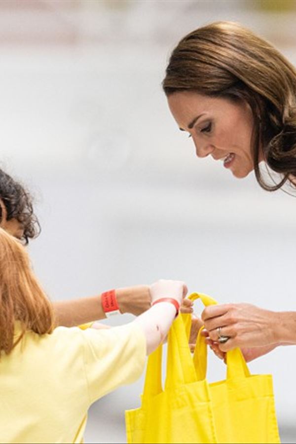 Crianças pedem a Kate Middleton para entregar presentes aos filhos!