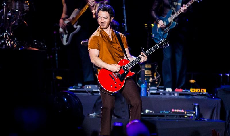 Kevin Jonas arrasa sozinho em palco pela primeira vez! Kevin Jonas arrasa sozinho em palco pela primeira vez!