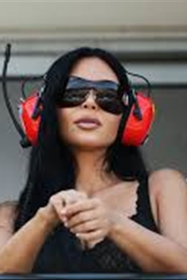 Kim Kardashian vista no Grande Prémio do Mónaco a apoiar Lewis Hamilton!