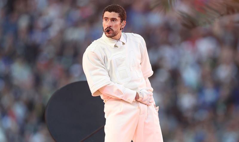 Do luxo à Zara: o look de Bad Bunny é "made in Portugal"