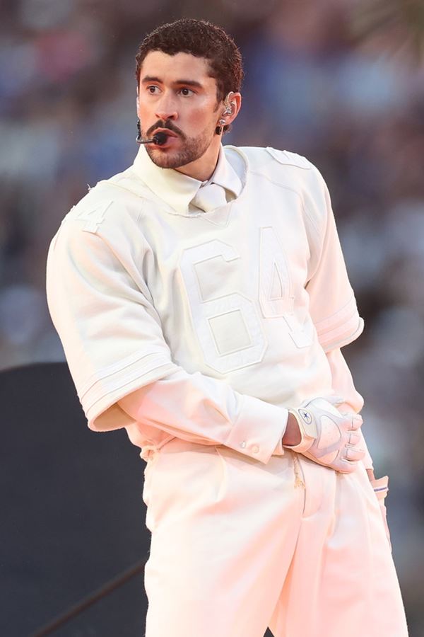 Do luxo à Zara: o look de Bad Bunny é "made in Portugal"