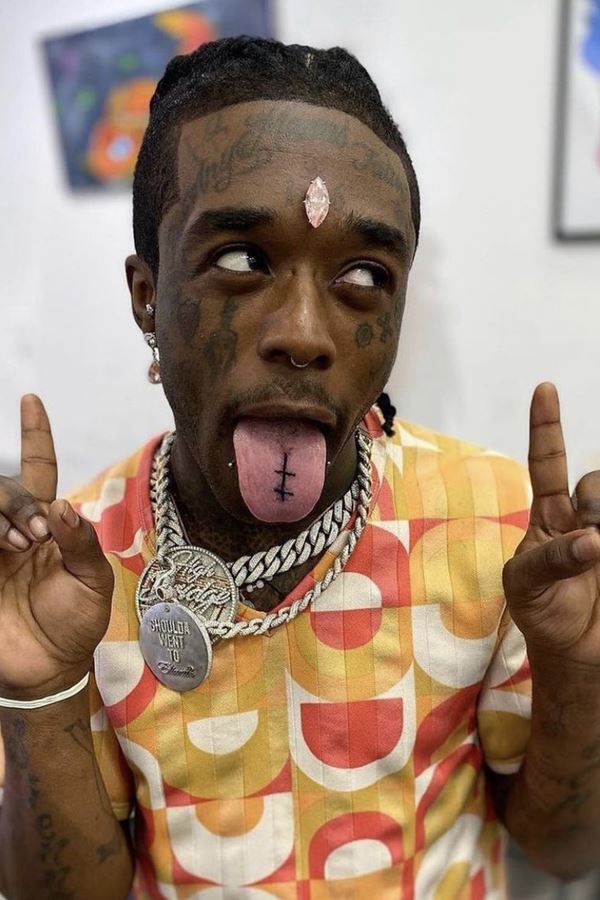 Lil Uzi Vert voltou a implantar diamante na testa