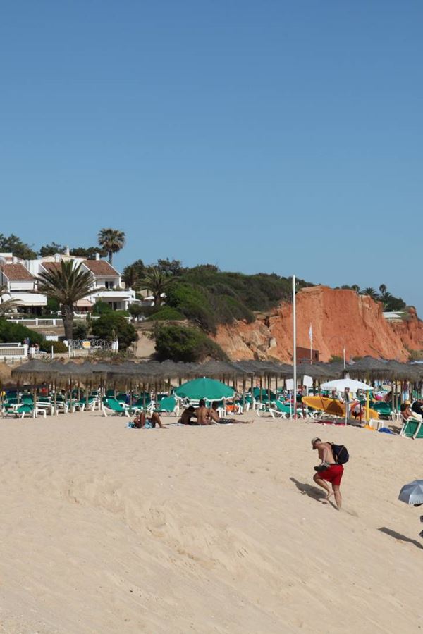 Praias de Quarteira e Vale do Lobo estão interditas a banhos Praias de Quarteira e Vale do Lobo estão interditas a banhos