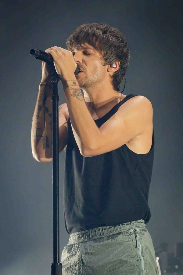 Louis Tomlinson surge a ouvir “No Control” e agita fãs