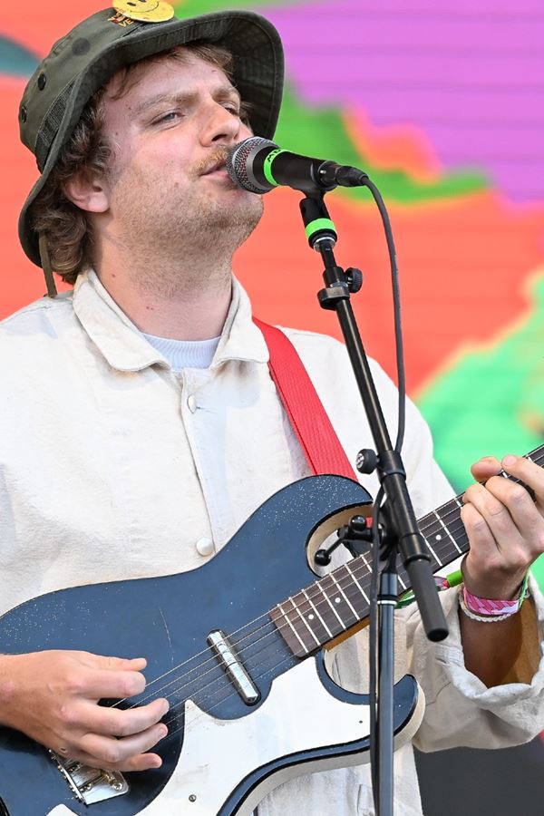 Mac DeMarco lança álbum com 199 músicas.