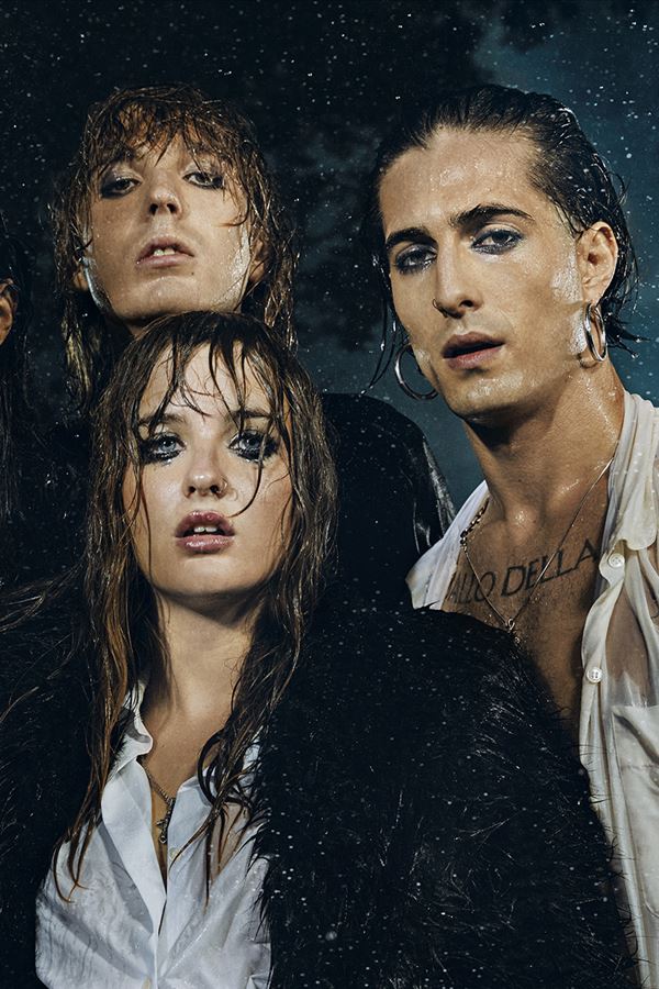 Maneskin sobem ao altar... uns com os outros!